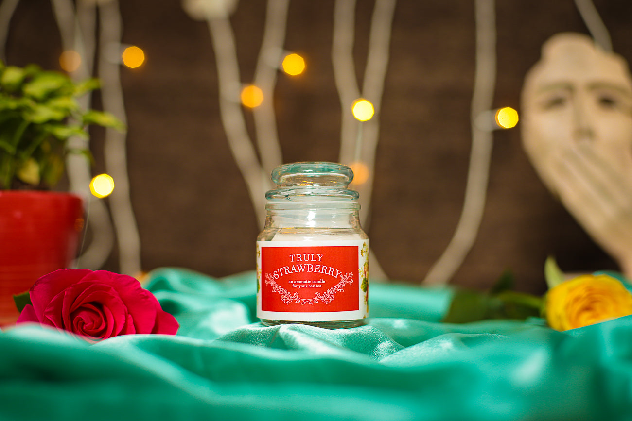 Sweet and fruity Strawberry Aroma Candle
