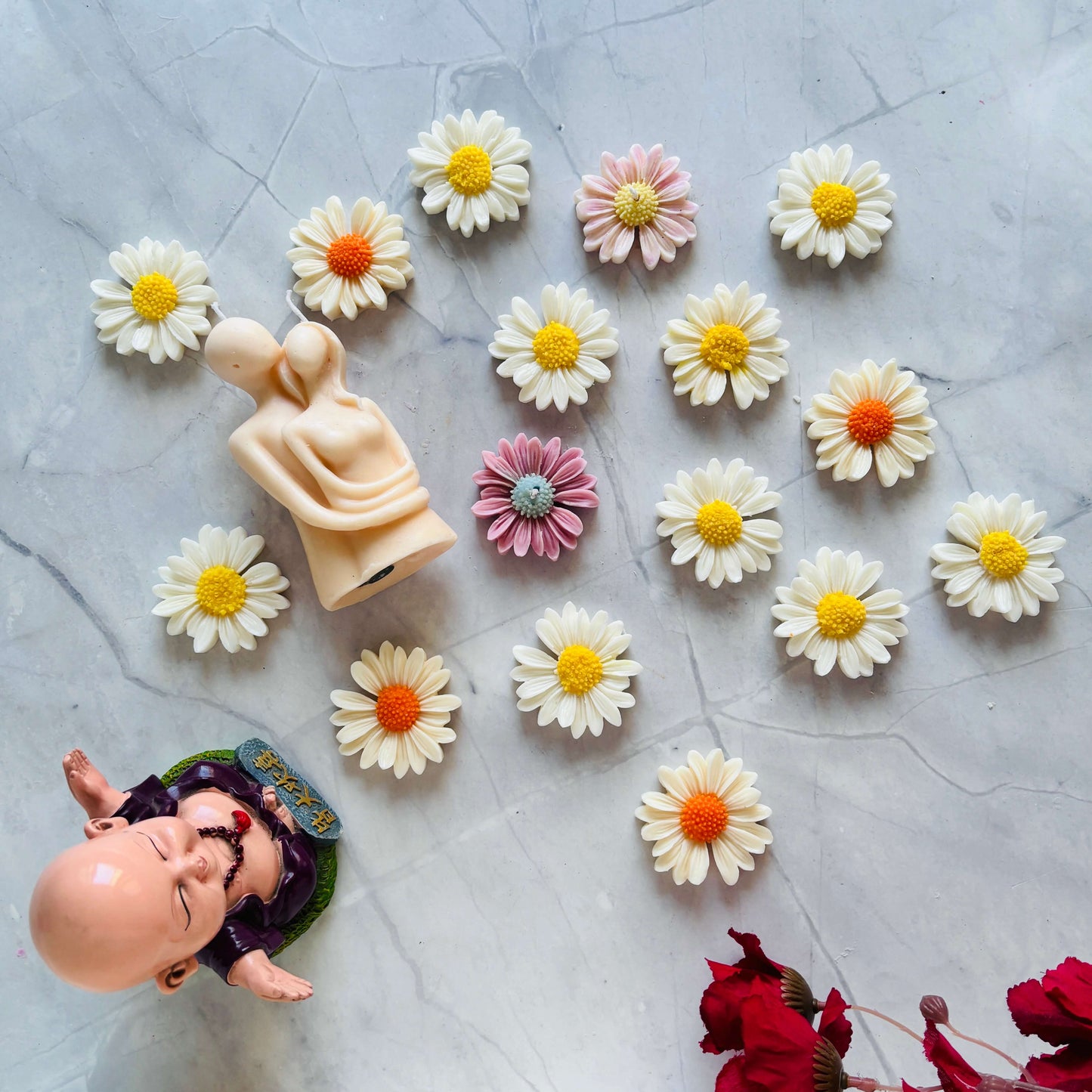 Scented daisy flower candle, a perfect gift