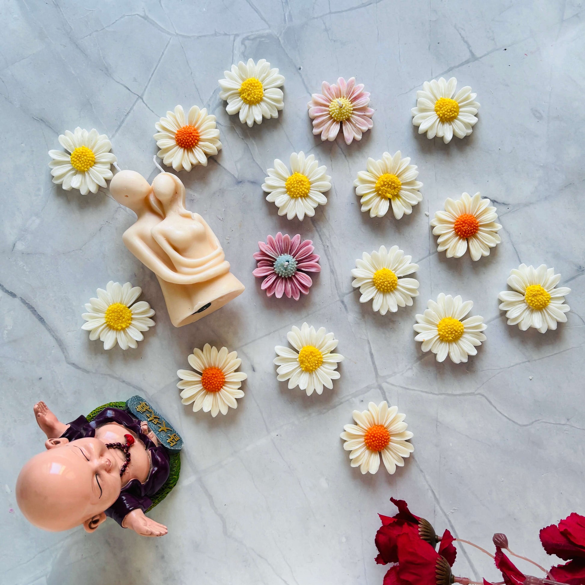 Scented daisy flower candle, a perfect gift