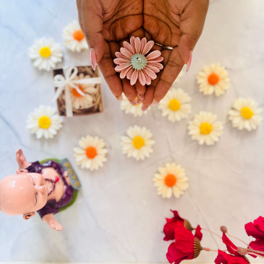 Aesthetic daisy-shaped candle made from eco-friendly soy wax
