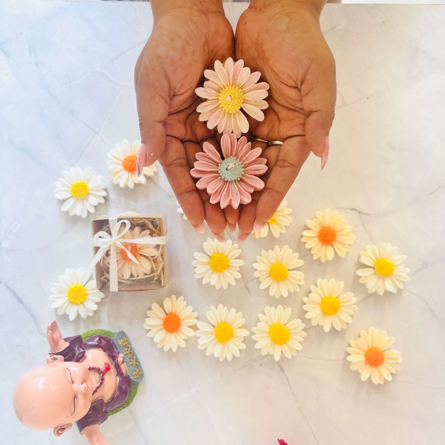 Eco-friendly daisy flower candle made with natural soy wax, adding a fresh and cheerful vibe to any space.