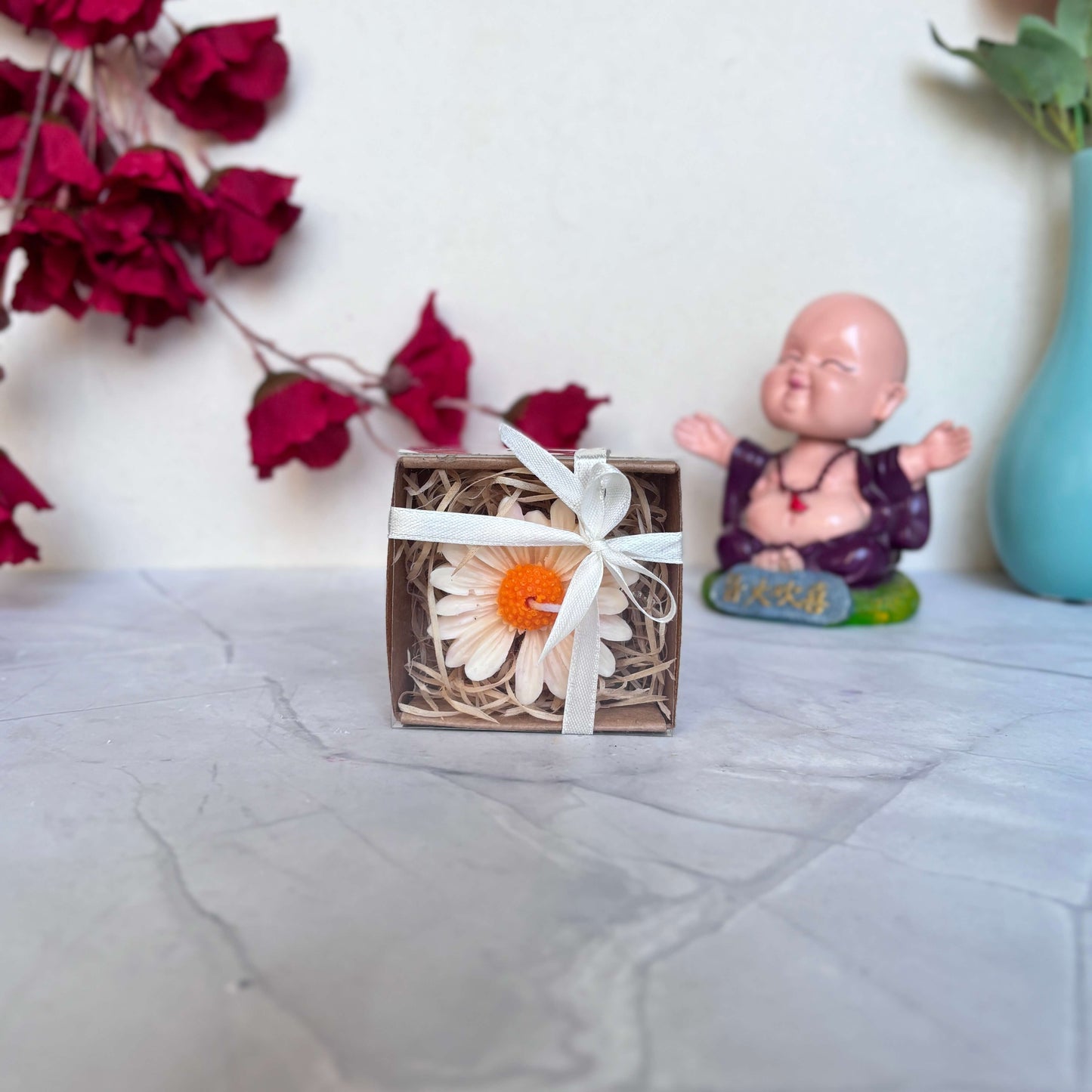 Scented daisy candle with a bright and fresh fragrance