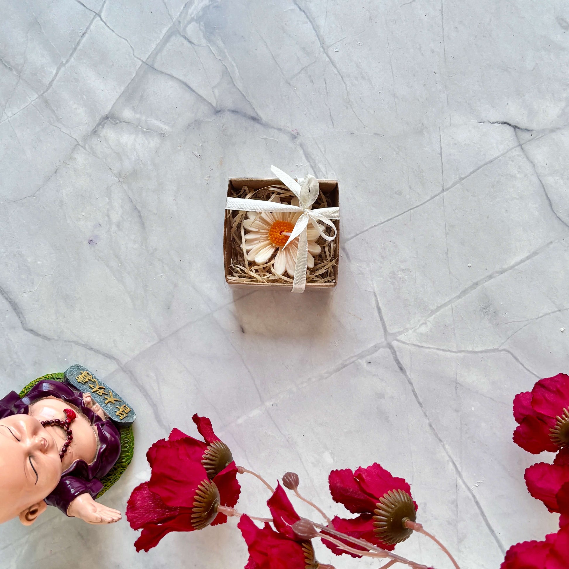 Elegant daisy candle crafted from natural wax, ideal for weddings, spring-themed decor, and relaxation